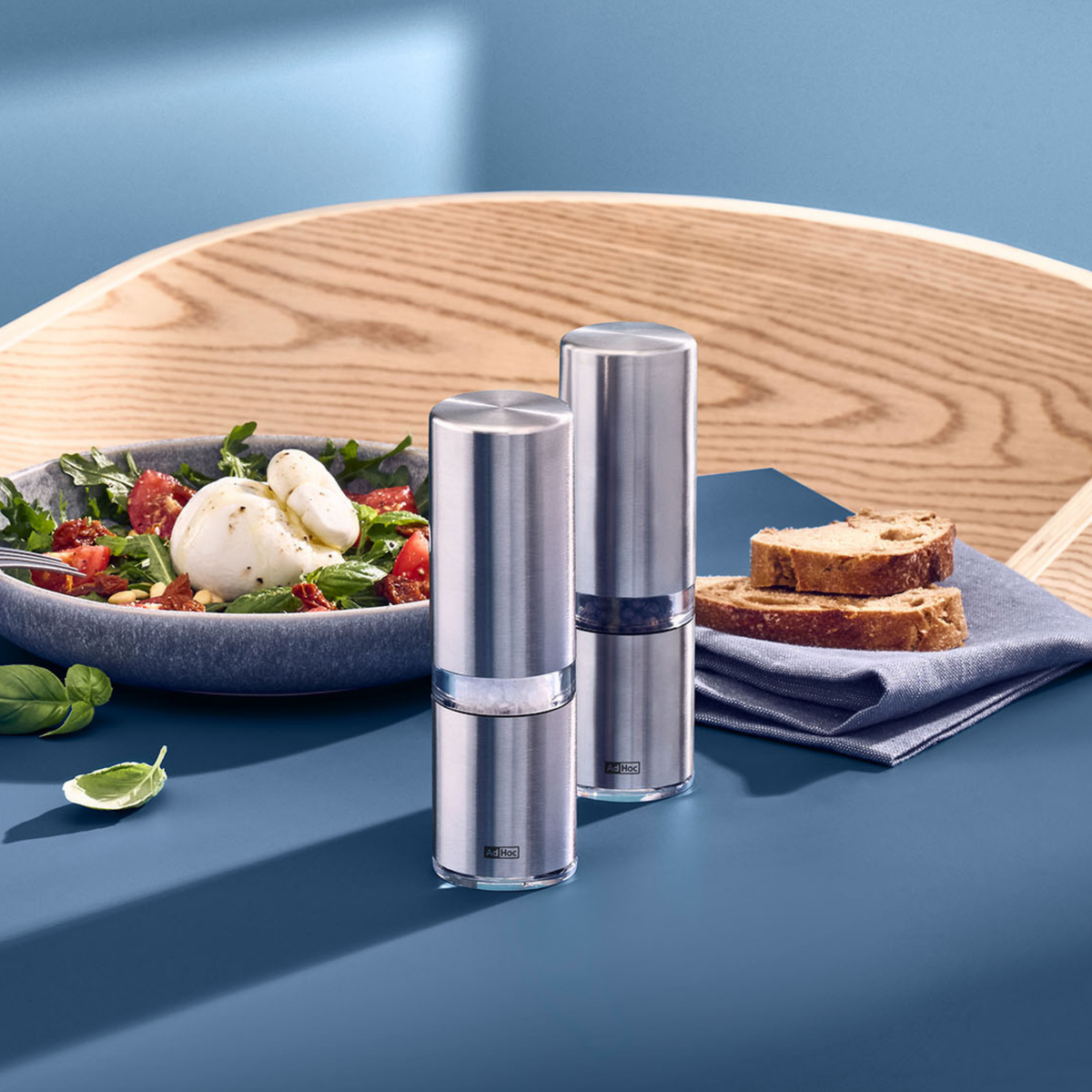 Style salt and pepper mill set