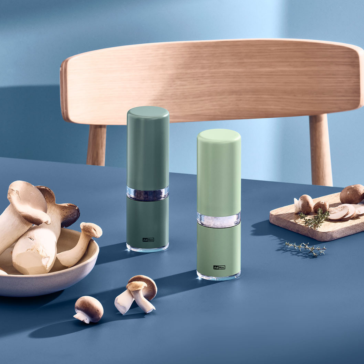 Style salt and pepper mill set