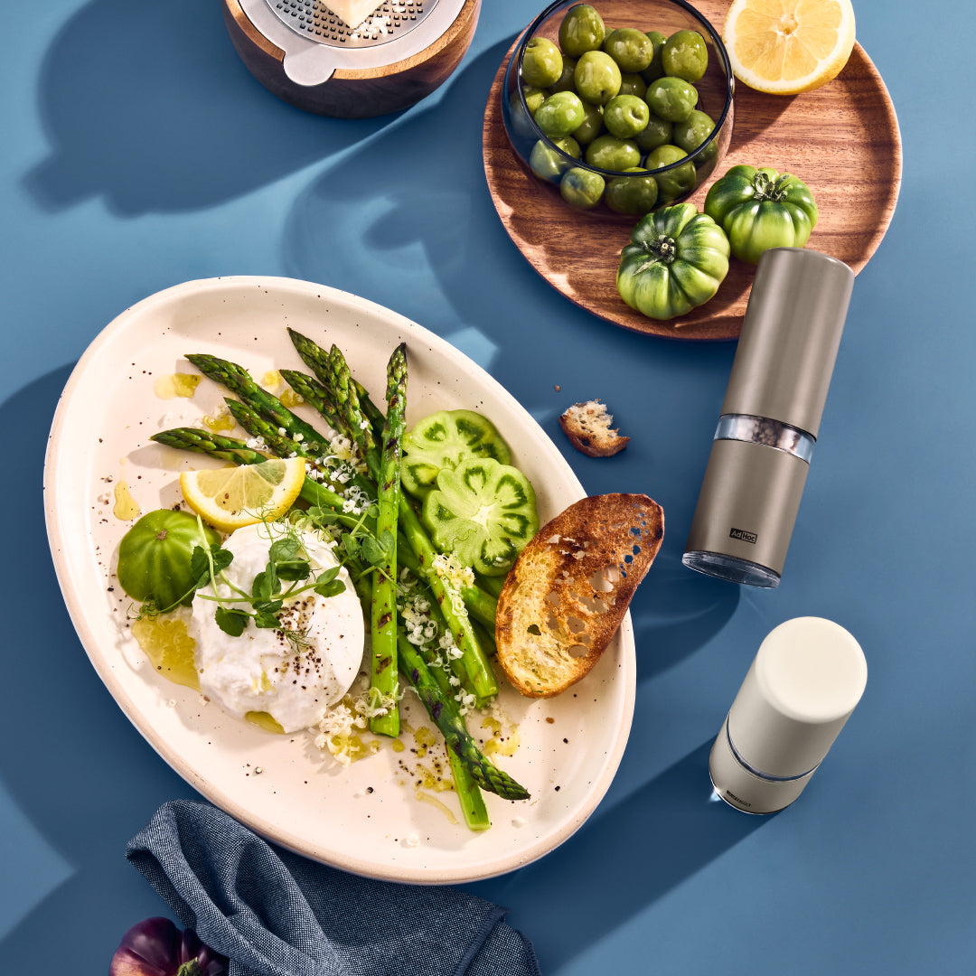 Style salt and pepper mill set