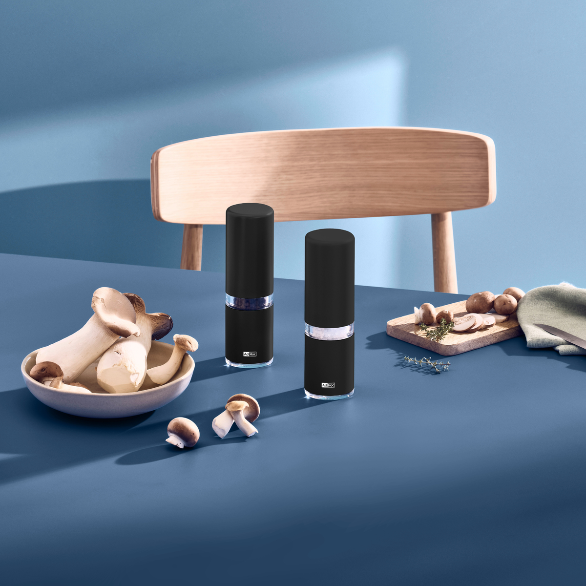 Style salt and pepper mill set